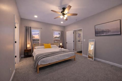 3BR 2BA Home with King Queen & Twin Beds Apartment in Clarksville