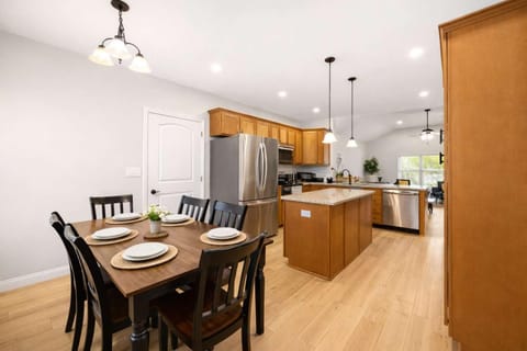 3BR 2BA Home with King Queen & Twin Beds Apartment in Clarksville