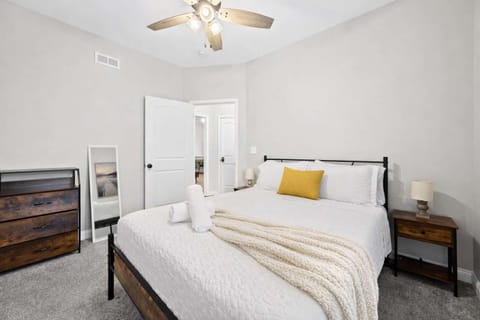 3BR 2BA Home with King Queen & Twin Beds Apartment in Clarksville