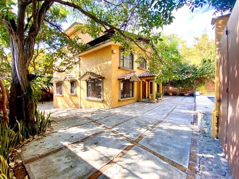 CasonaPalmira alberca climatizada en zona exclusiva House in Cuernavaca