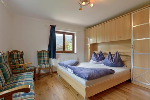 Bed, Seating area, Bedroom, wardrobe