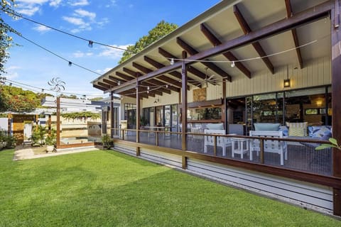 Property building, Patio, Spring, Day, Garden, Garden view