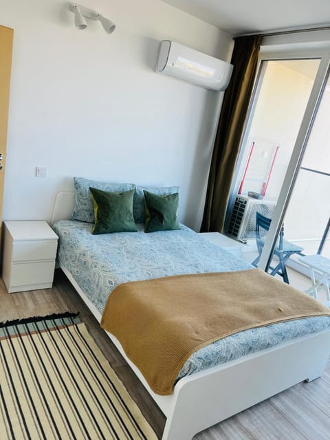 Bed, Bedroom, air conditioner