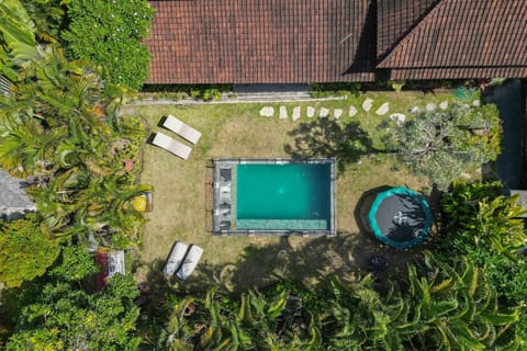 Property building, Garden, Swimming pool, Entertainment