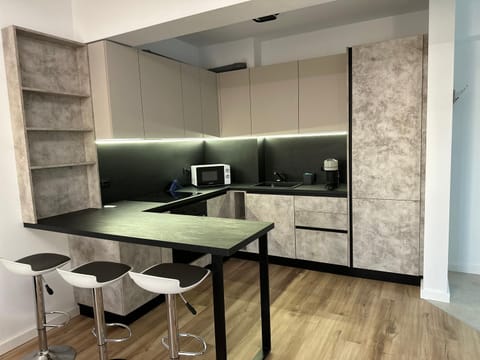 Kitchen or kitchenette, Dining area, oven, stove