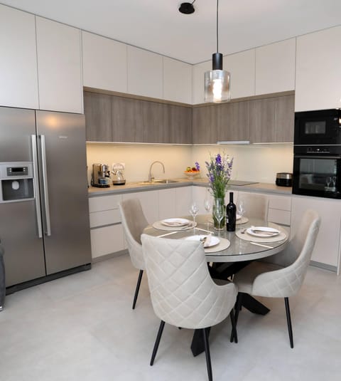 Coffee/tea facilities, Kitchen or kitchenette, Dining area, dishwasher, oven, stove, toaster