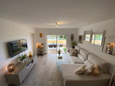 TV and multimedia, Living room, Seating area, Evening entertainment