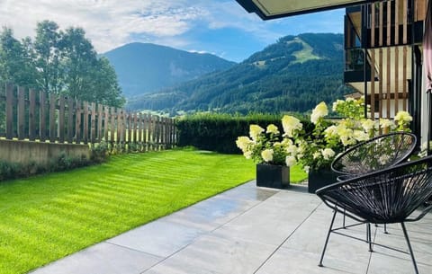 Day, Natural landscape, Garden, Balcony/Terrace, Garden view, Mountain view