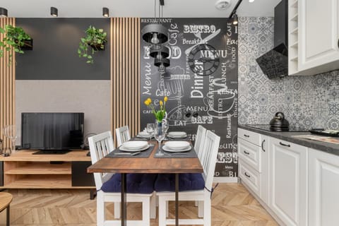 TV and multimedia, Kitchen or kitchenette, Living room, Seating area, Dining area