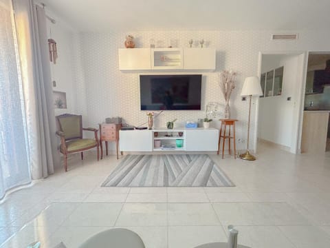 Lumineux Central avec box, proche plage,centre, saint raphael Apartment in Saint-Raphael