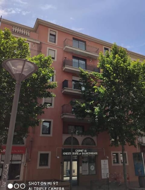 Lumineux Central avec box, proche plage,centre, saint raphael Apartment in Saint-Raphael