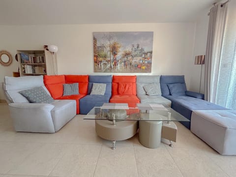 Lumineux Central avec box, proche plage,centre, saint raphael Apartment in Saint-Raphael