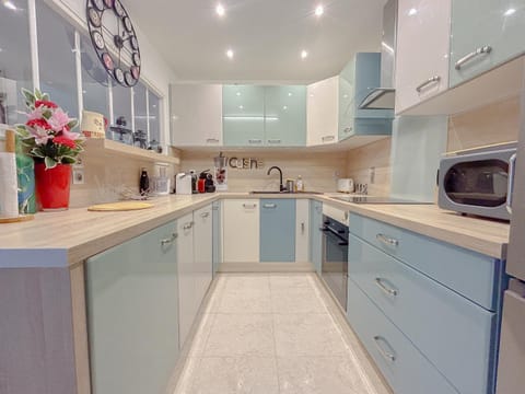 Lumineux Central avec box, proche plage,centre, saint raphael Apartment in Saint-Raphael