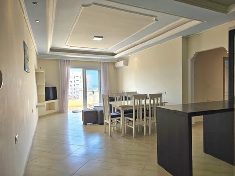 Communal lounge/ TV room, TV and multimedia, Kitchen or kitchenette, Living room, Seating area, Dining area