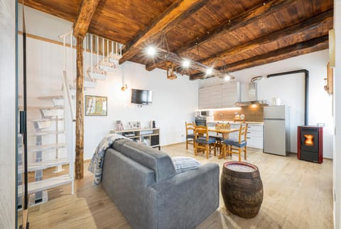 Communal lounge/ TV room, TV and multimedia, Coffee/tea facilities, Kitchen or kitchenette, Living room, dishwasher, internet, internet, microwave, stove, kitchen