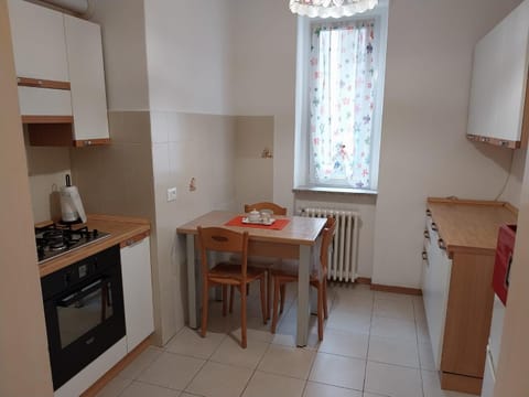 Coffee/tea facilities, Kitchen or kitchenette, Dining area, oven, stove