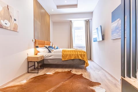 Bed, TV and multimedia, Photo of the whole room, Bedroom, towels