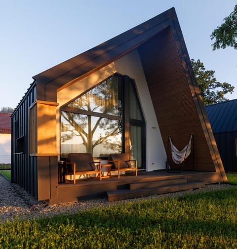 Property building, Patio, Day, Garden, Balcony/Terrace
