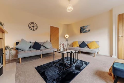 5 Beds - Perfect for Contractors & Families - FREE Parking & WiFi House in Leeds