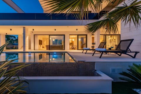 Property building, Facade/entrance, Off site