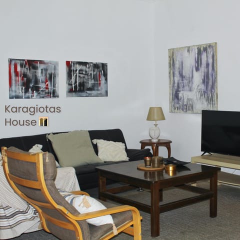 TV and multimedia, Living room, Seating area, Logo/Certificate/Sign