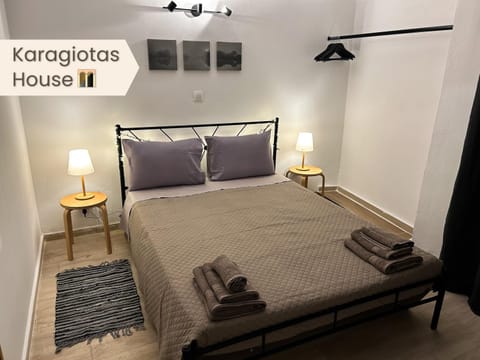 Bed, Bedroom, Text overlay, towels