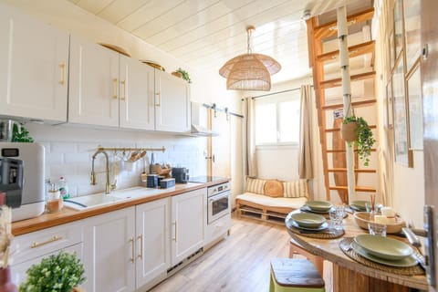 Coffee/tea facilities, Dining area, dishwasher, oven, toaster, kitchen, air conditioner