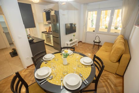TV and multimedia, Kitchen or kitchenette, Living room, Seating area, Dining area