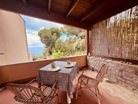 Day, Natural landscape, View (from property/room), Balcony/Terrace, Dining area, Mountain view, Sea view