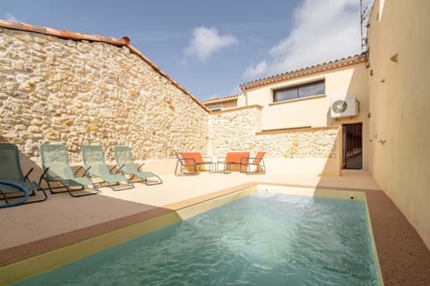Patio, Swimming pool, sunbed