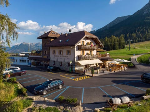 Property building, Natural landscape, Mountain view, Parking