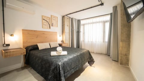 Bed, TV and multimedia, Photo of the whole room, Bedroom, towels