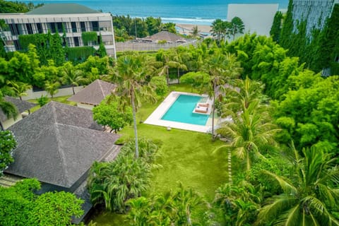 Spacious 2 Villas combined 9 bedrooms 2 pools House in North Kuta