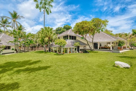 Spacious 2 Villas combined 9 bedrooms 2 pools House in North Kuta