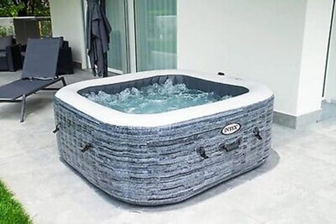 Hot Tub, Swimming pool