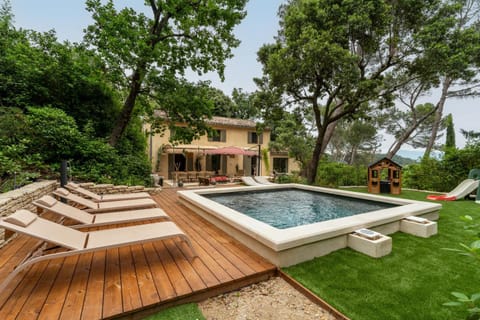 Property building, Patio, Spring, Day, Natural landscape, Garden, Garden view, Pool view, Swimming pool, sunbed