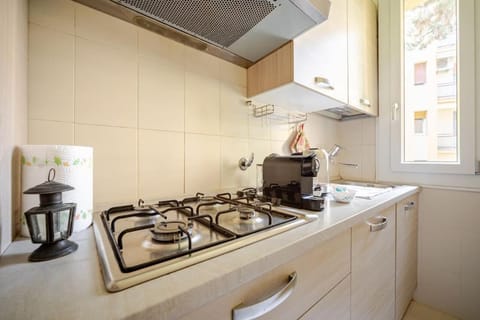 Coffee/tea facilities, Kitchen or kitchenette, stove