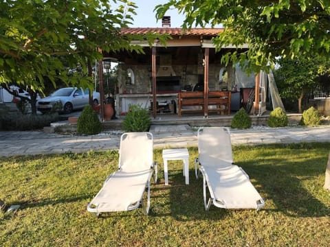 Property building, Patio, Day, Natural landscape, BBQ facilities, Garden, Banquet/Function facilities, Parking, sunbed