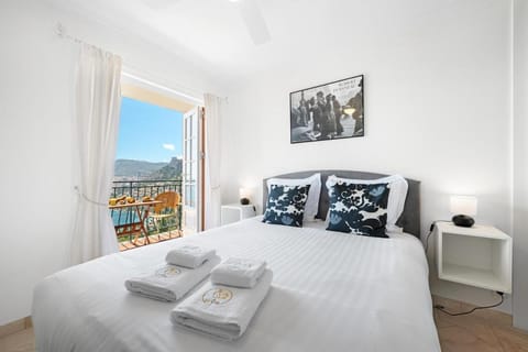 Bed, Natural landscape, View (from property/room), Balcony/Terrace, Photo of the whole room, Bedroom, Mountain view, Sea view, internet, towels