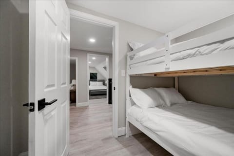 Park Peaks on the Beach Sleeps 12 House in Sylvan Beach