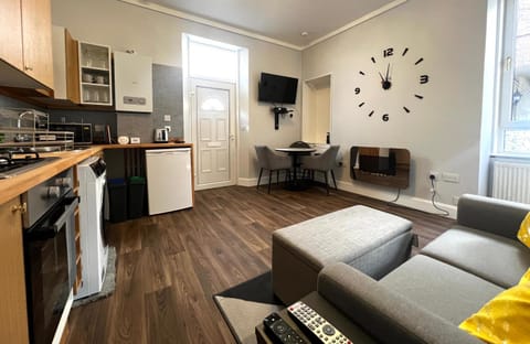 Ground Floor City Centre Apartment - Sky Sports & TNT Sports - Superfast WiFi - 3 beds - 2pm Check in - Long Stays Welcome Apartment in Perth