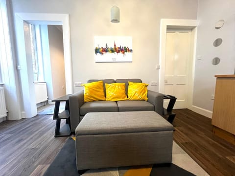Ground Floor City Centre Apartment - Sky Sports & TNT Sports - Superfast WiFi - 3 beds - 2pm Check in - Long Stays Welcome Apartment in Perth