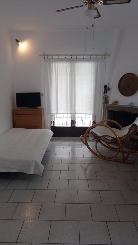 Communal lounge/ TV room, Bed, TV and multimedia, fireplace