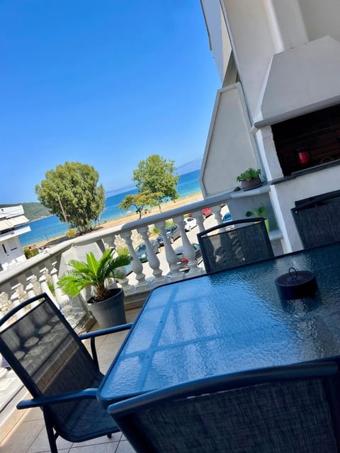 Day, BBQ facilities, View (from property/room), Balcony/Terrace, Dining area, Sea view