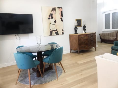 TV and multimedia, Living room, Seating area, Dining area, Evening entertainment