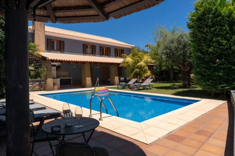 Property building, Day, Swimming pool, sunbed