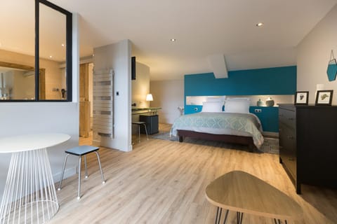 Photo of the whole room, Bedroom