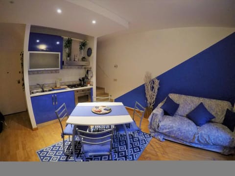 Kitchen or kitchenette, Seating area, Dining area, stove