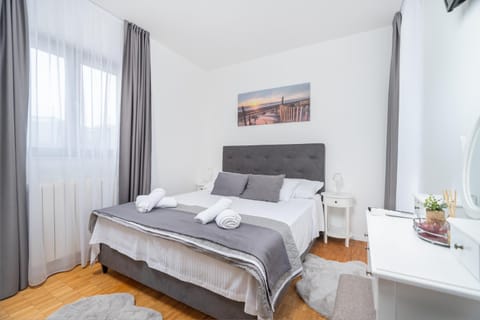 Bed, Photo of the whole room, Bedroom, towels