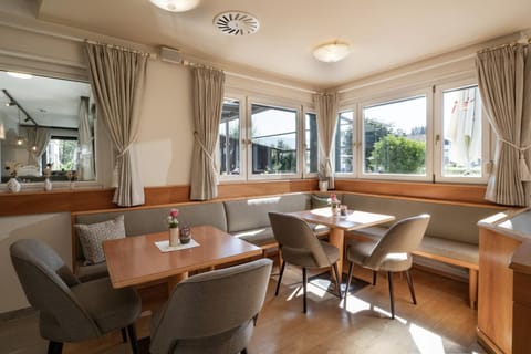 Restaurant/places to eat, Seating area, Dining area